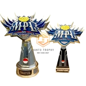Piala Mobile Legends dengan warna perak untuk turnamen ml mobile legend