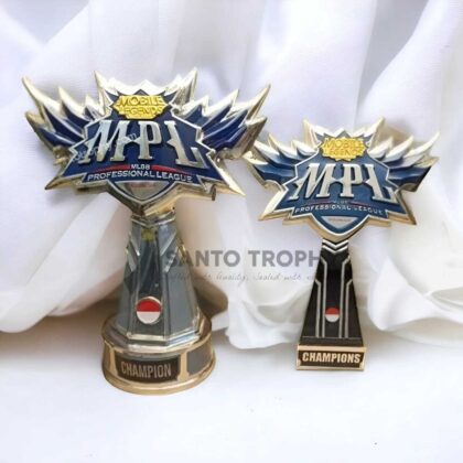 Piala Mobile Legends dengan warna perak dan tulisan MPL