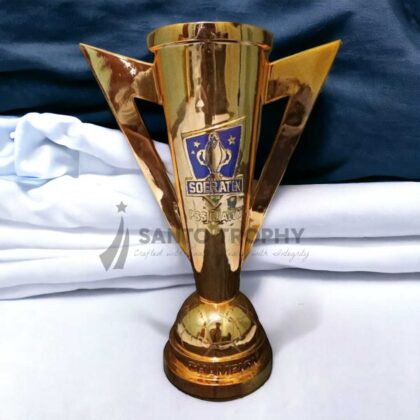 Piala PSSI terbuat dari logam berwarna emas