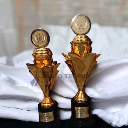 Piala Universitas dari logam dan berwarna emas