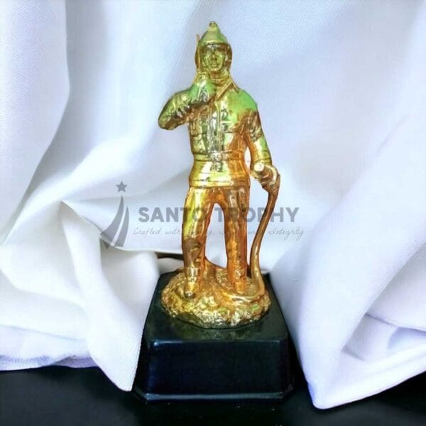 Piala Militer terbuat dari bahan resin