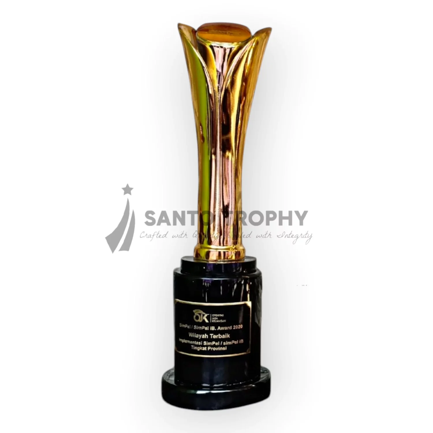 Piala OJK SimPel Awards berbahan logam timah berkualitas dengan finishing gold emas. Desain modern dan elegan ini menjadi simbol apresiasi terbaik untuk mendukung literasi keuangan pelajar.
