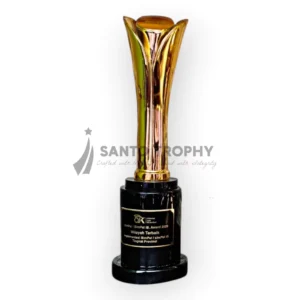 Piala OJK SimPel Awards berbahan logam timah berkualitas dengan finishing gold emas. Desain modern dan elegan ini menjadi simbol apresiasi terbaik untuk mendukung literasi keuangan pelajar.