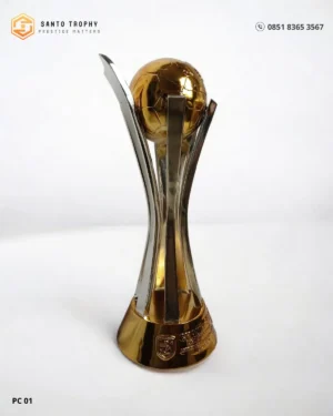 Piala Champion Sepak Bola Liga 4 Indonesia berbahan tin copper tinggi 50 cm berat 3,5 kg finishing emas silver custom Santo Trophy.